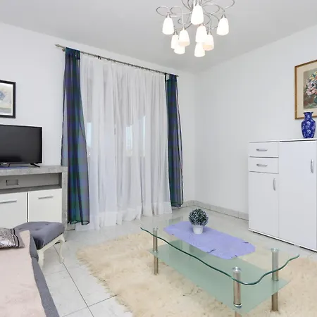 With A Parking Space Apartman Malinska