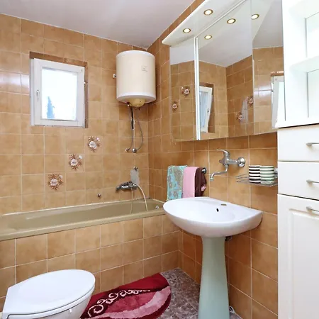 Apartment With A Parking Space Malinska